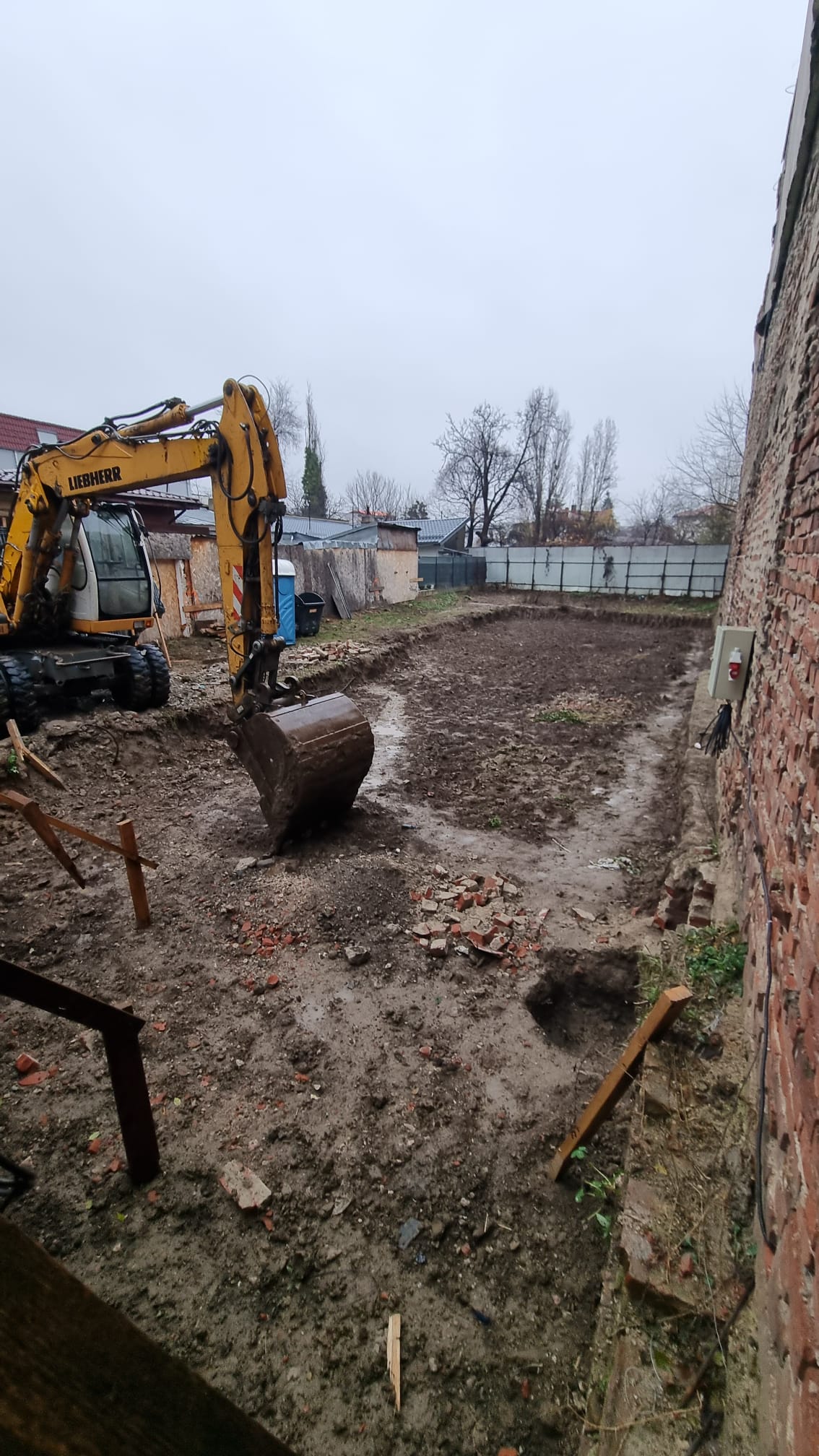 Începutul săpăturii — excavator pe șantier